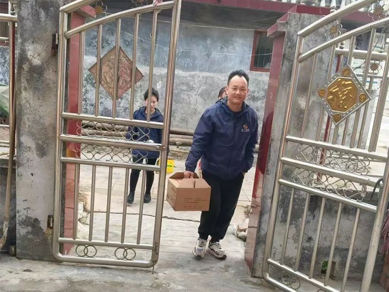 慰問關懷 | 卓一牧業(yè)工會慰問周邊困難家庭