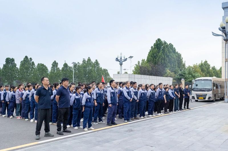 卓一牧業(yè)舉行國慶升旗儀式，共祝祖國繁榮昌盛！